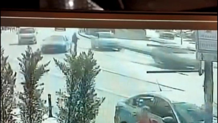 Yayayı son anda fark eden vale, park halindeki otomobillere çarptı