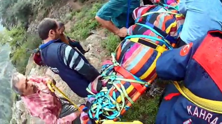 Zeytin toplarken uçurumdan düşerek hayatını kaybetti