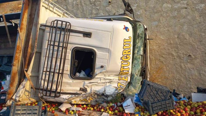 Karaman’da elma yüklü kamyon devrildi, yaralılar var