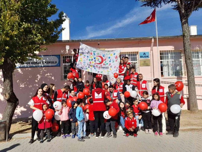 Kızılay çocukları unutmadı