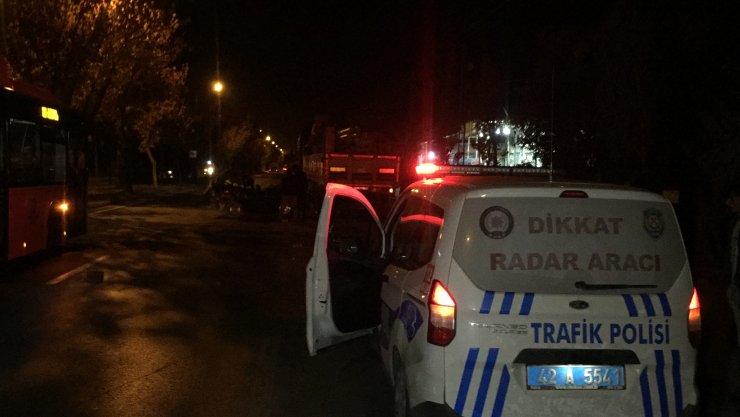 Konya'da tıra çarpan otomobil hurdaya döndü