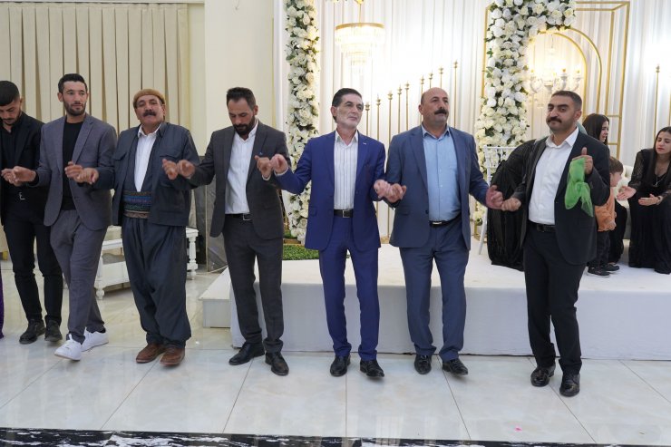 Üç ülkeden 3 bin katılımla gelin ve damada 1,5 milyon liralık takı ve para takıldı