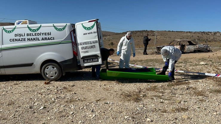 Yanmış otomobilde 2 ceset bulundu
