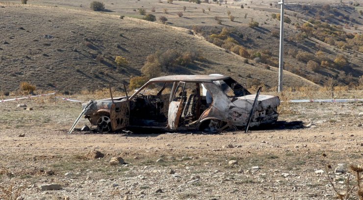 Yanmış otomobilde 2 ceset bulundu