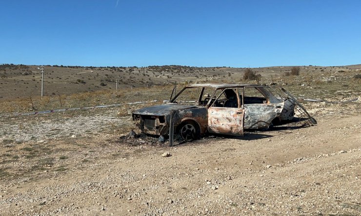 Yanmış otomobilde 2 ceset bulundu