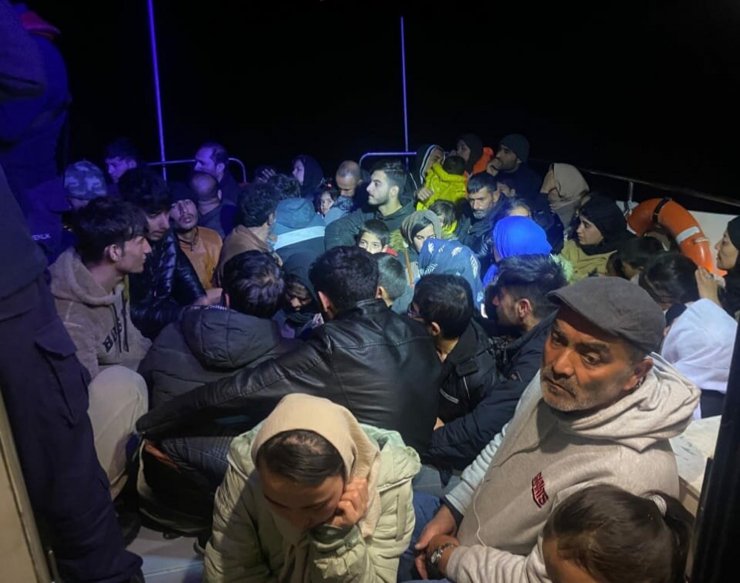 Datça'da 1 Türk vatandaşı ile 104 kaçak göçmen kurtarıldı