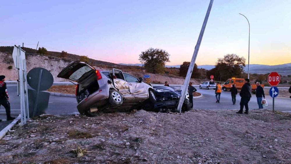 İki otomobil çarpıştı: 1 ölü, 4 yaralı