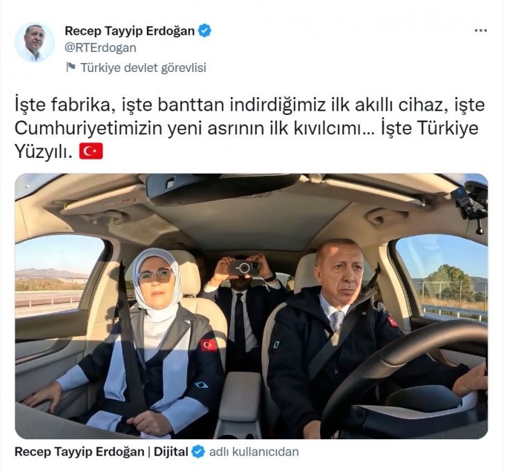 Cumhurbaşkanı Erdoğan 'Togg' kullandı, o iki şarkıya eşlik etti
