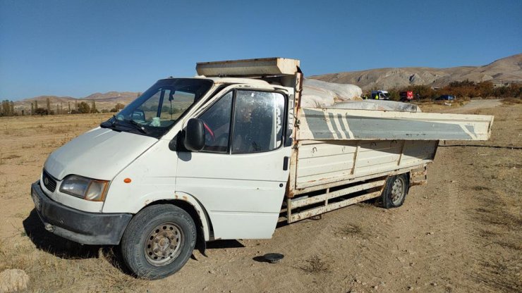 Hafif ticari araçla kamyonet çarpıştı; uzman çavuş öldü, yaralılar var