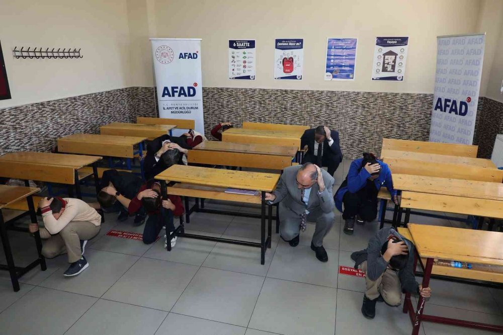 Konya’da deprem tatbikatı: Vali Özkan sıra altında tehlikenin geçmesini bekledi