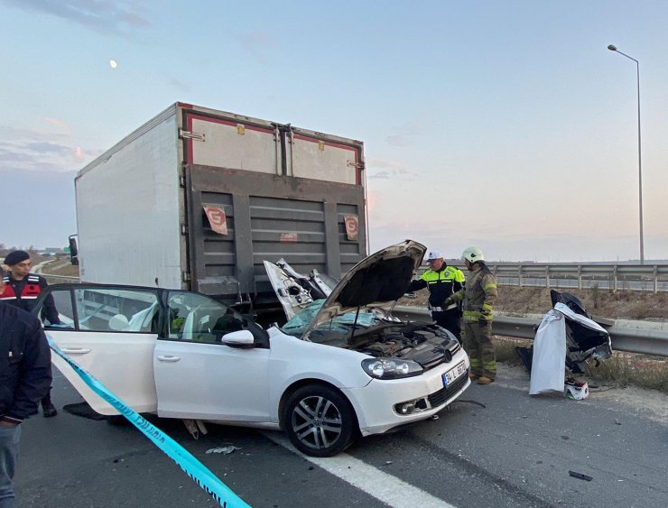 Tekirdağ'da otomobil kamyona çarptı: 2 ölü, 1 yaralı