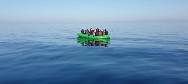 34 kaçak göçmen, balıkçı kardeşlerin dikkati sayesinde kurtarıldı