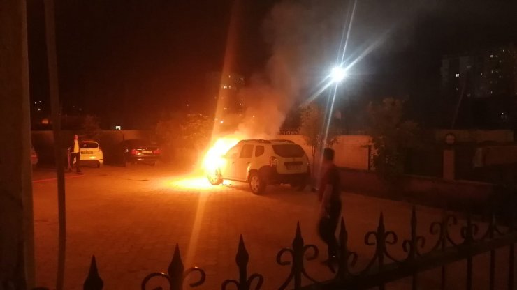 Gündüz bakım yaptırdığı cipi, akşam alev alev yandı