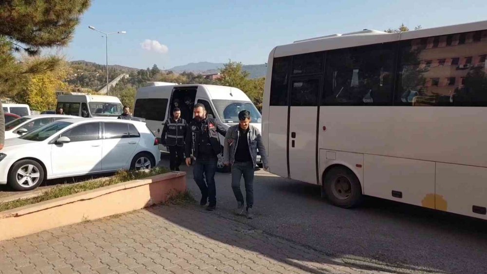 Konya dahil 5 ilde mahkumlara uyuşturucu temin eden gardiyanlar adliyeye sevk edildi