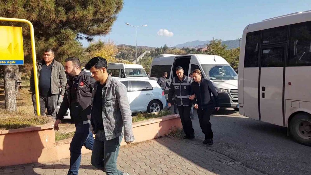 Konya dahil 5 ilde mahkumlara uyuşturucu temin eden gardiyanlar adliyeye sevk edildi