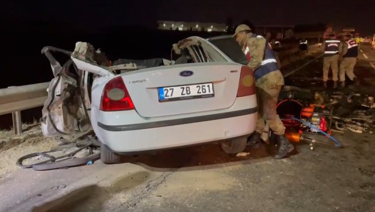 TIR'la çarpışan otomobilin tavanı yırtıldı, motoru koptu: 2 ölü, 1 yaralı