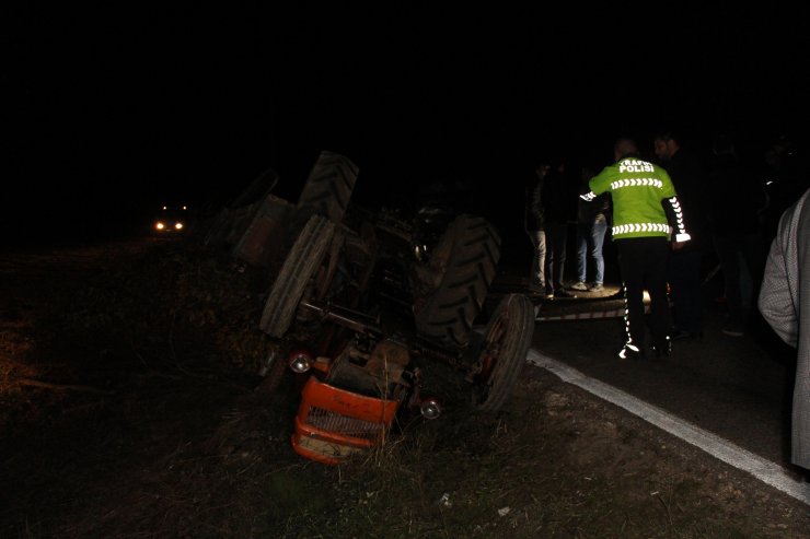Yolda yürürken kaza yapan traktörün altında kalıp öldü