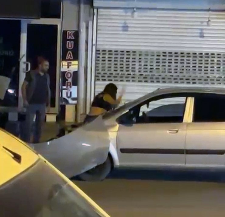 Dolmuşa çarptı, sinirlenip kendi otomobiline zarar verdi