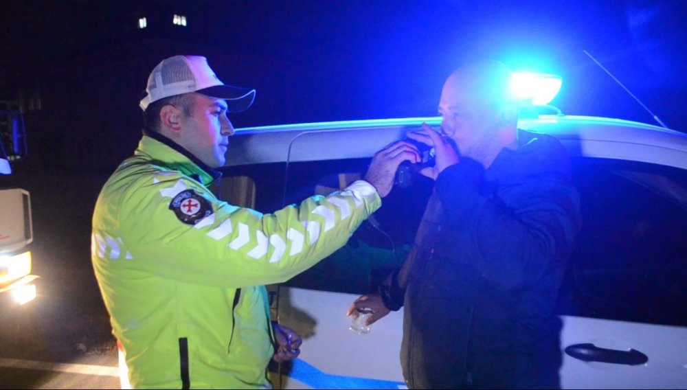 Alkollü sürücü takla atan araçtan burnu kanamadan çıktı