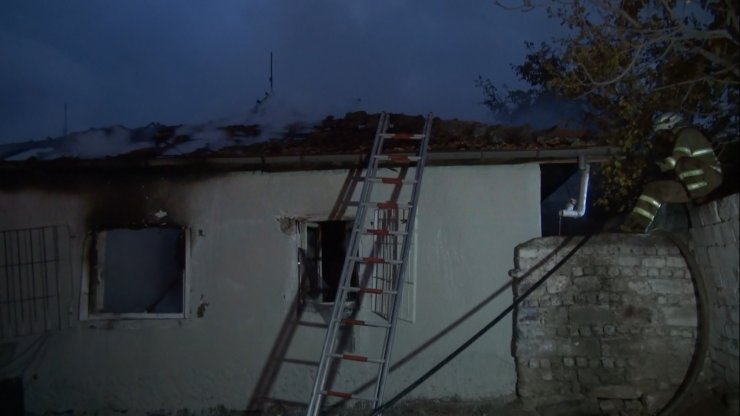 Çocukların evde yaktığı ateş yangın çıkardı