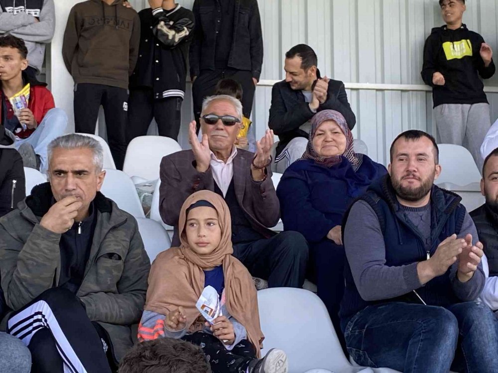 Konya'ya dönen gurbetçi çift her maç stadyumda