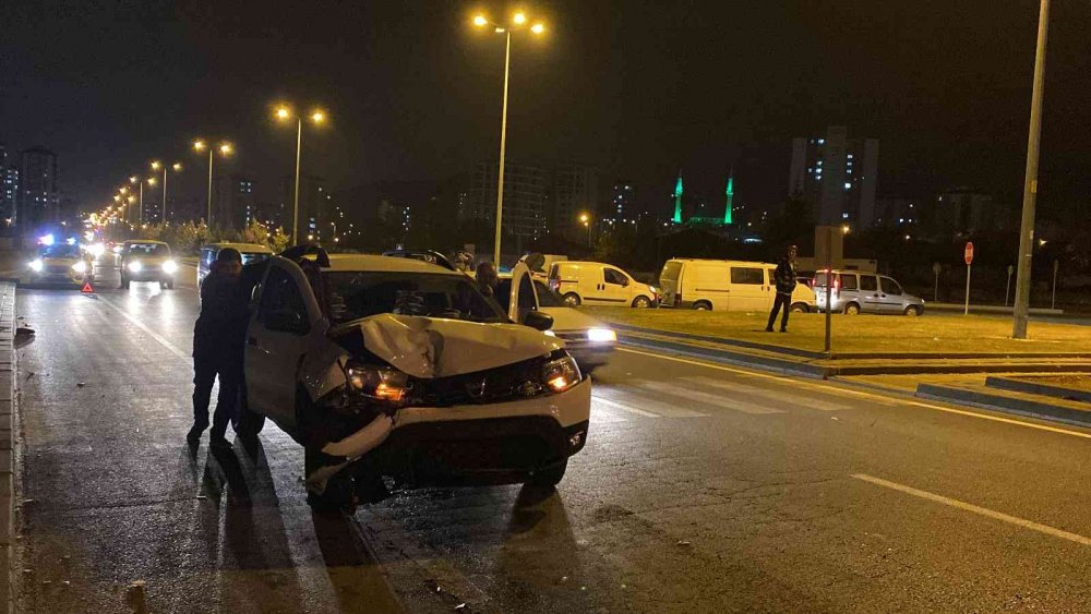 Otomobil minibüsle çarpıştı: Yaralılar var