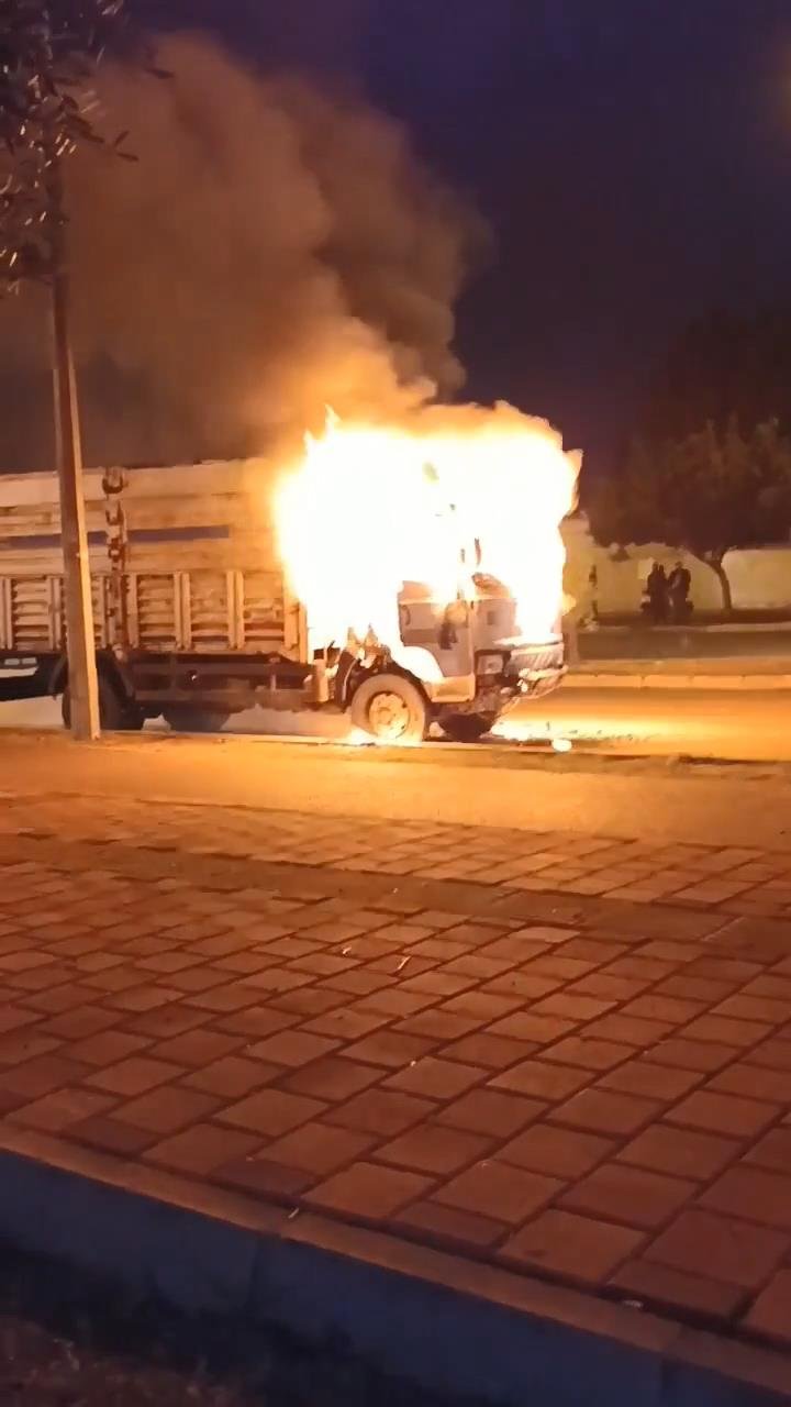 Seyir halindeki kamyonetin alev topuna döndü