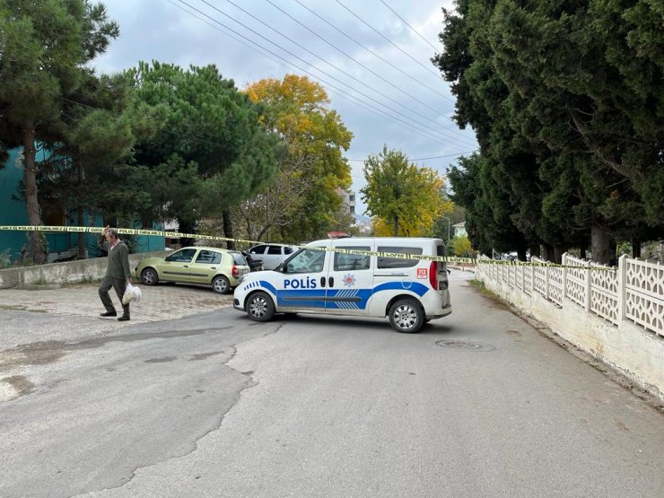 Yıkımı sırasında yan yatan bina çöktü