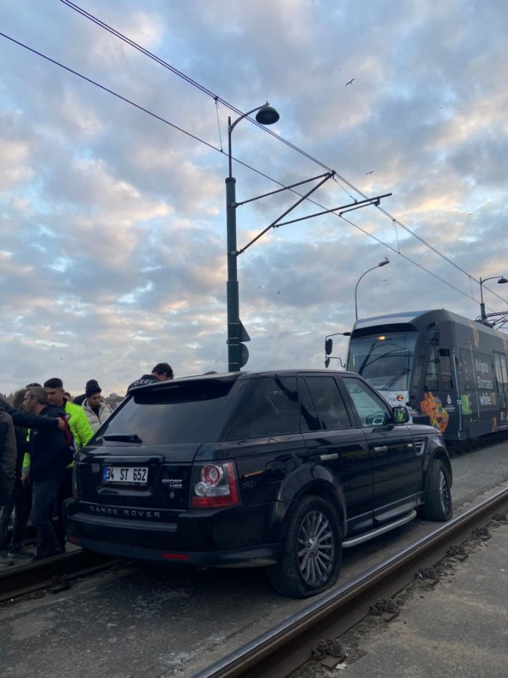 Yoğun trafikten kaçmak için ciple tramvay yoluna girdi