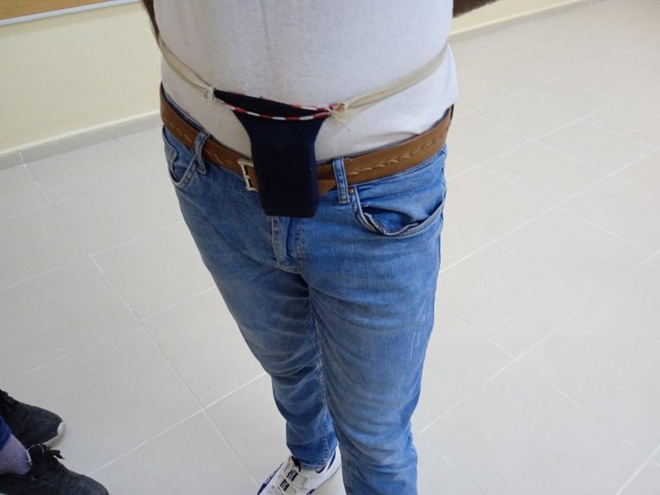 Ehliyet sınavına girerken kopya düzeneği ile yakalandılar