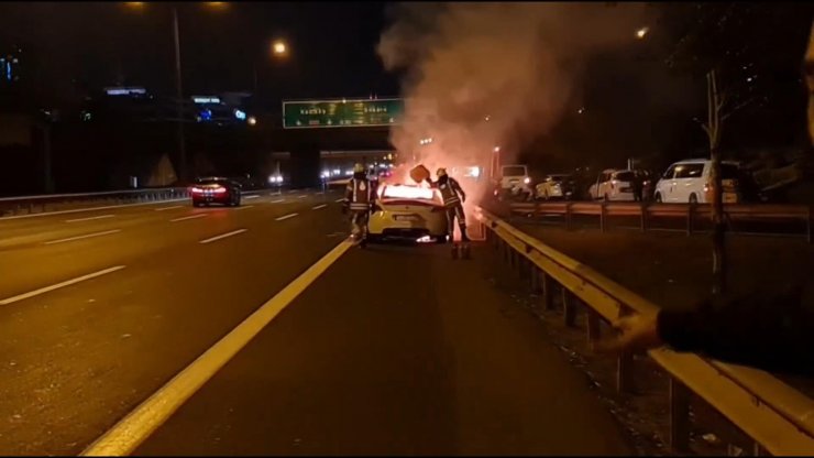 Otomobil alev alev yandı; itfaiye alevlere bidonlarla müdahale etti