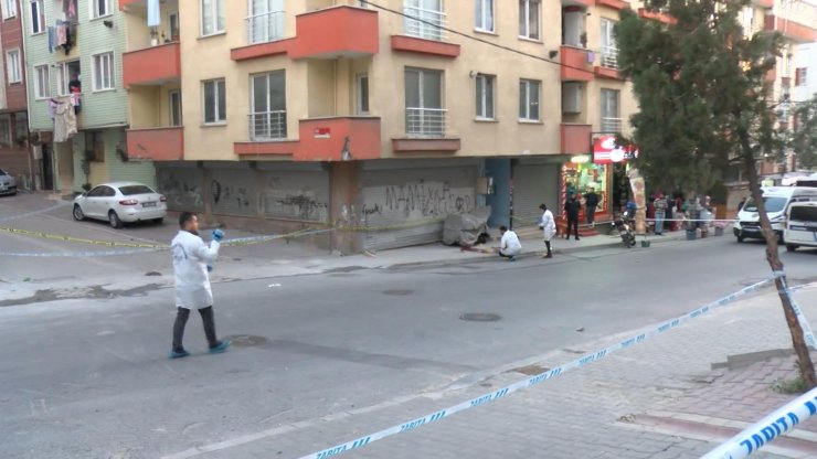Silahlı çatışma: 1 ölü 3 yaralı, çatışma kamerada