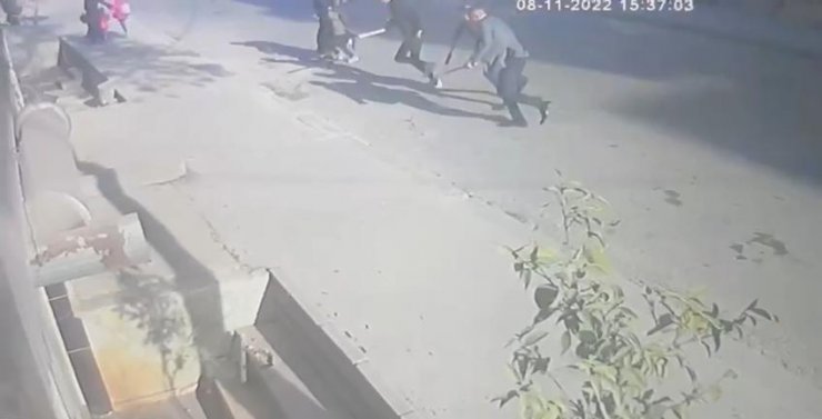 Silahlı çatışma: 1 ölü 3 yaralı, çatışma kamerada