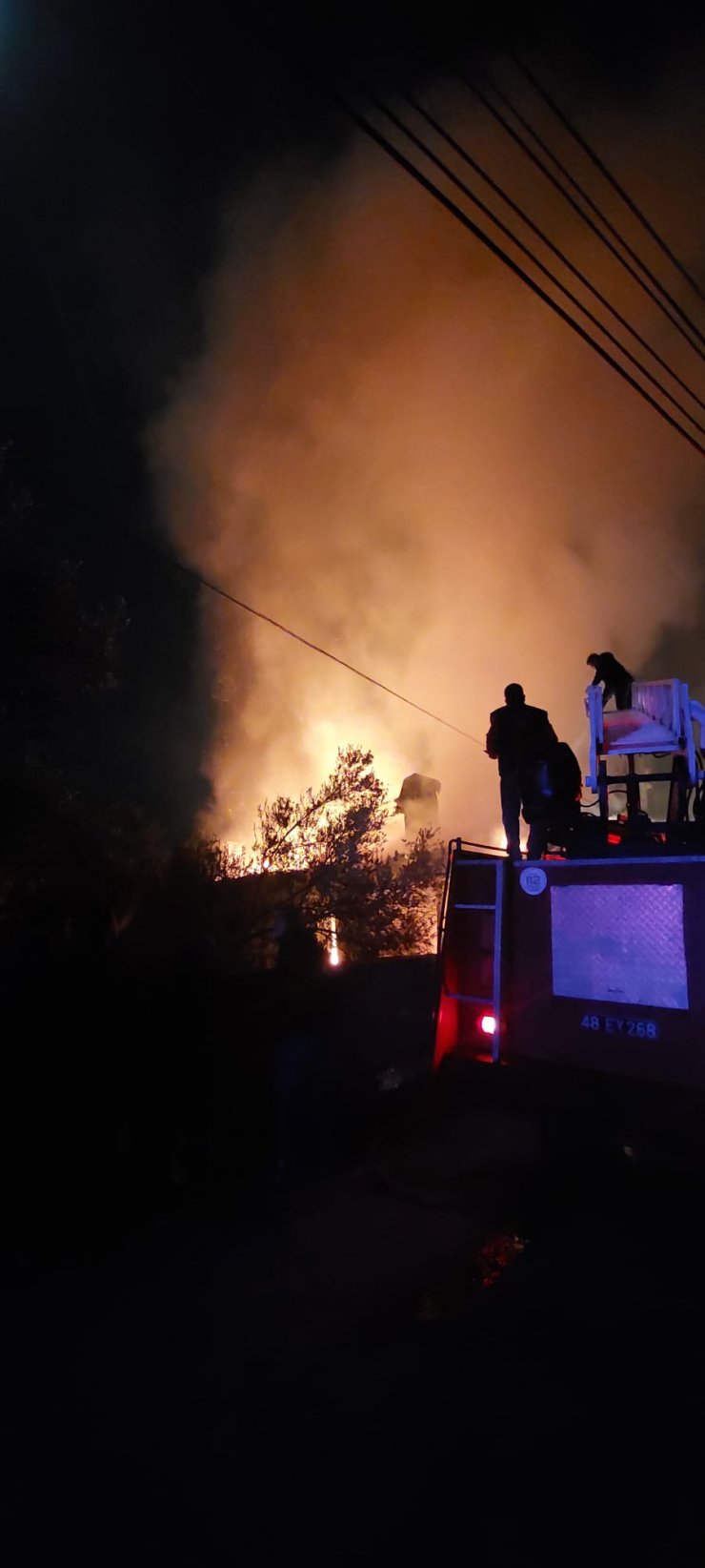 Yaşlı kadının evi yangında kullanılamaz hale geldi