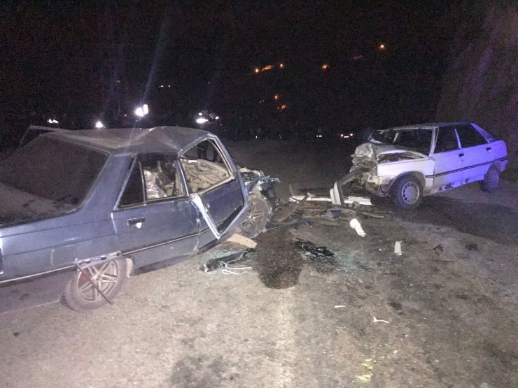 2 otomobil çarpıştı: 2 ölü, 6 yaralı