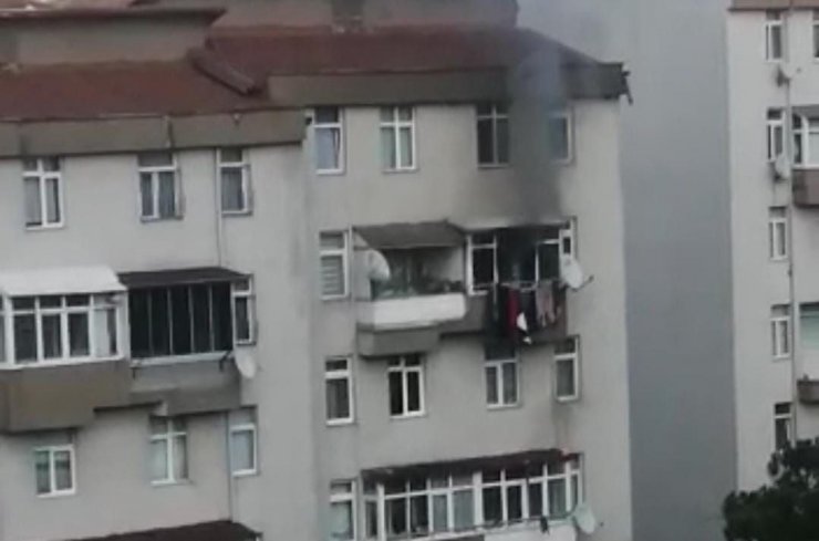 Hastaneye giden ailenin evi yandı