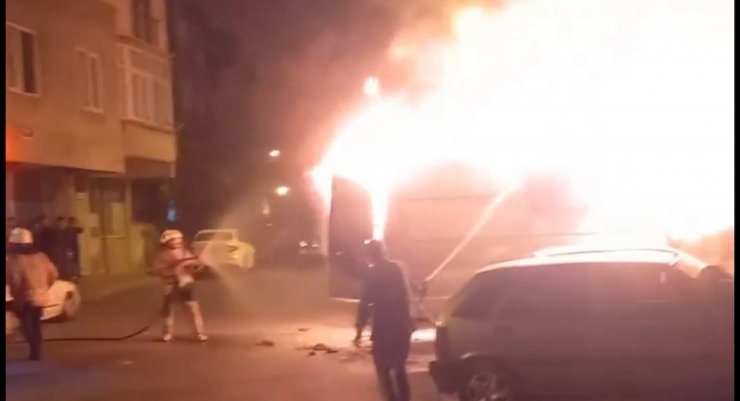 Minibüs ve panelvan araç alev topuna döndü