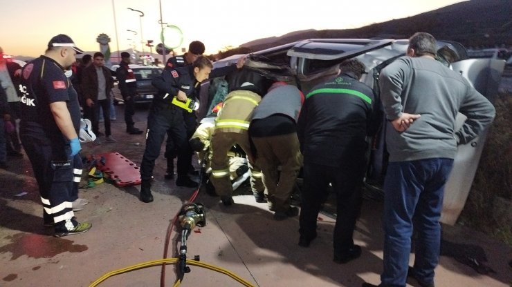 Takla atan otomobilde sıkışan sürücüyü itfaiye kurtardı
