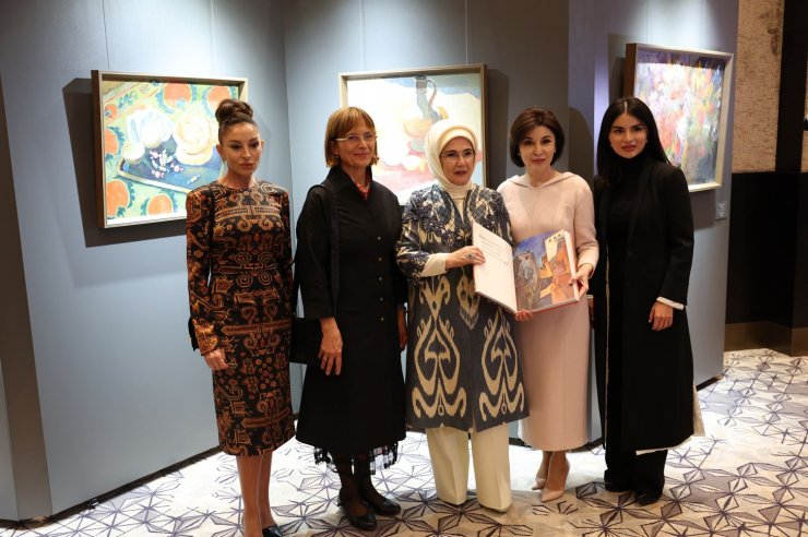 Emine Erdoğan, Özbekistan’ın Renkleri Sergisi’ni ziyaret etti