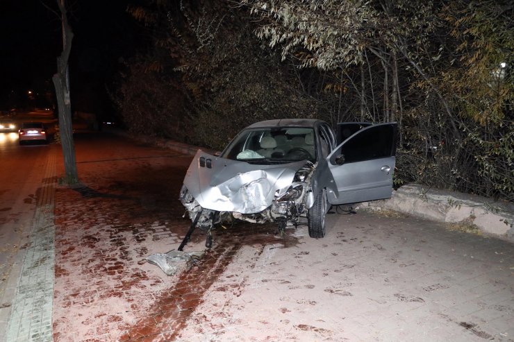 Otomobille çarpışan belediye otobüsü duvara da çarptı: 10 yaralı