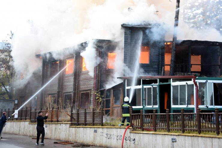 Ahşap sosyal tesis binası alevlere teslim oldu