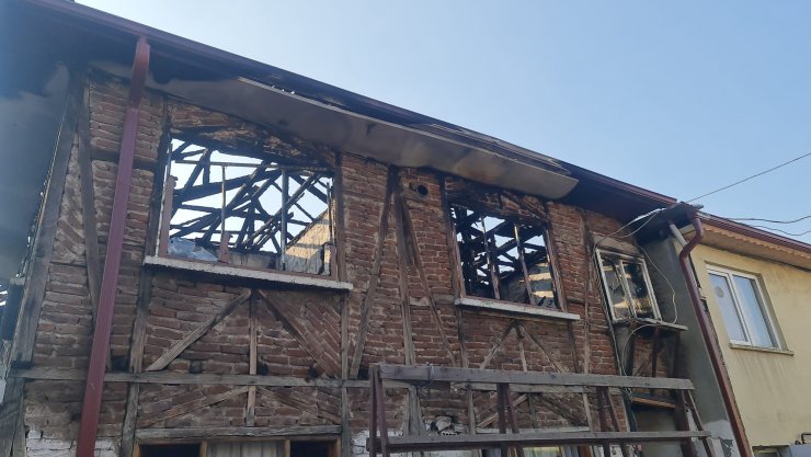 2 katlı evde yangın; 1'i çocuk, 2 ölü, 3 yaralı