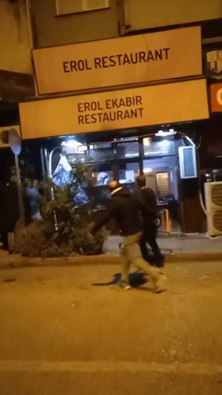 Bursa’da silah, sopa ve sandalyelerin kullanıldığı kavga kamerada