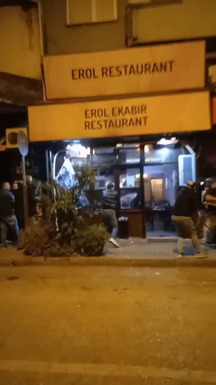 Bursa’da silah, sopa ve sandalyelerin kullanıldığı kavga kamerada