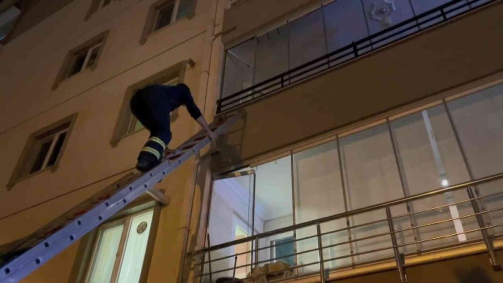 Dolabın altında kaldı, itfaiye merdivenle balkondan girip kurtardı
