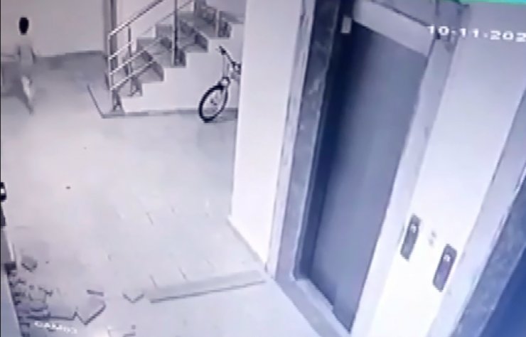 Duvardan kopan mermerin altında kalmaktan son anda kurtuldu