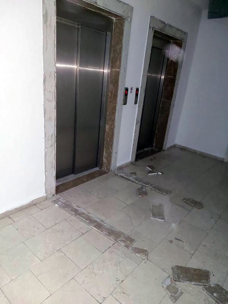 Duvardan kopan mermerin altında kalmaktan son anda kurtuldu