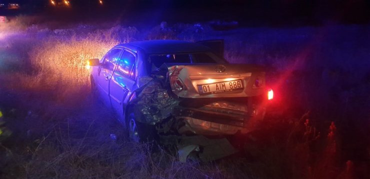 Hafif ticari araçla otomobil çarpıştı: 8 yaralı