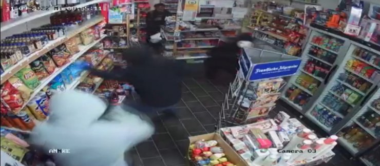 İşlettiği büfeyi soymak isteyenleri silahla kovaladı