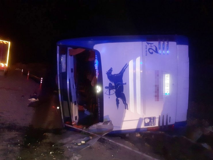 Yolcu otobüsü ile kamyon çarpıştı; 12 yaralı